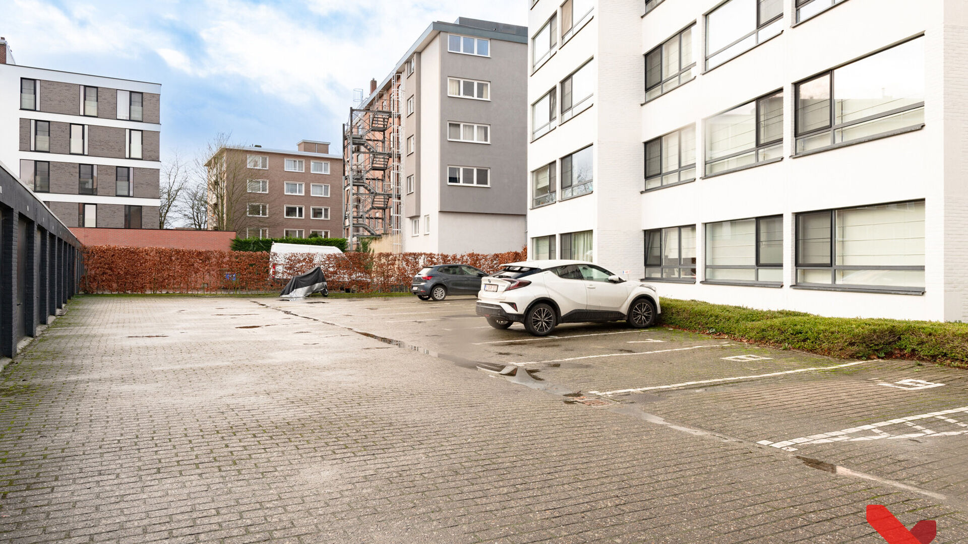 Modern studio in the center of Leuven.

Located in the bustling center yet in a quiet location, this offers the ideal environment to continue your studies in peace while still having easy access to everything the city has to offer.

This building was comp