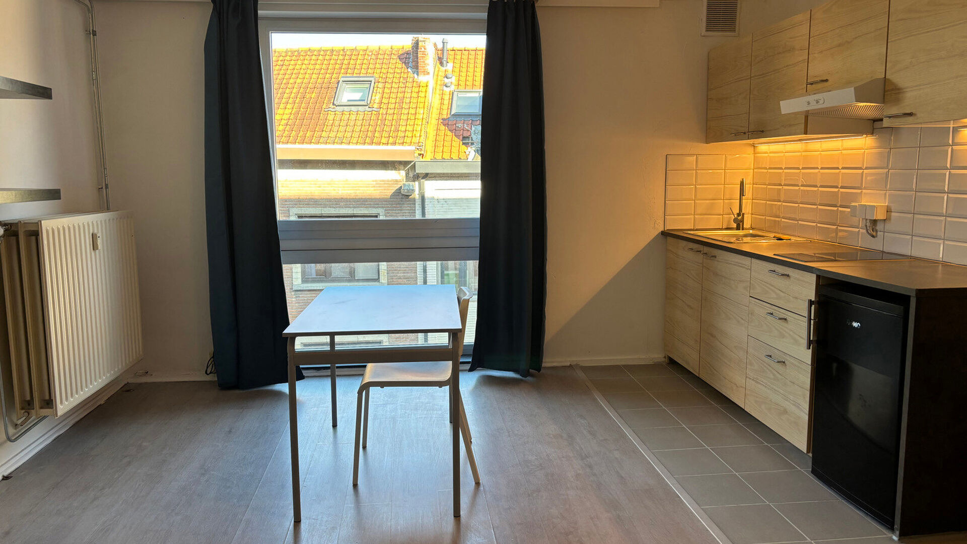 Spacious bright studio with a view over the Dijle. The studio is quietly located in the back of Mechelsestraat, with easy access to the center, public transport and the Leuven ring road.  It is located on the third floor in a building with elevator. The 