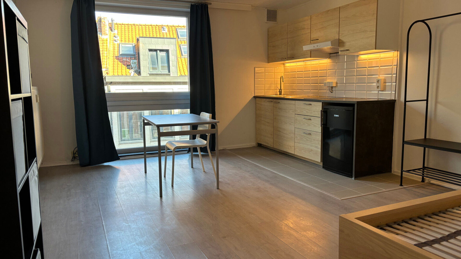 Spacious bright studio with a view over the Dijle. The studio is quietly located in the back of Mechelsestraat, with easy access to the center, public transport and the Leuven ring road.  It is located on the third floor in a building with elevator. The 