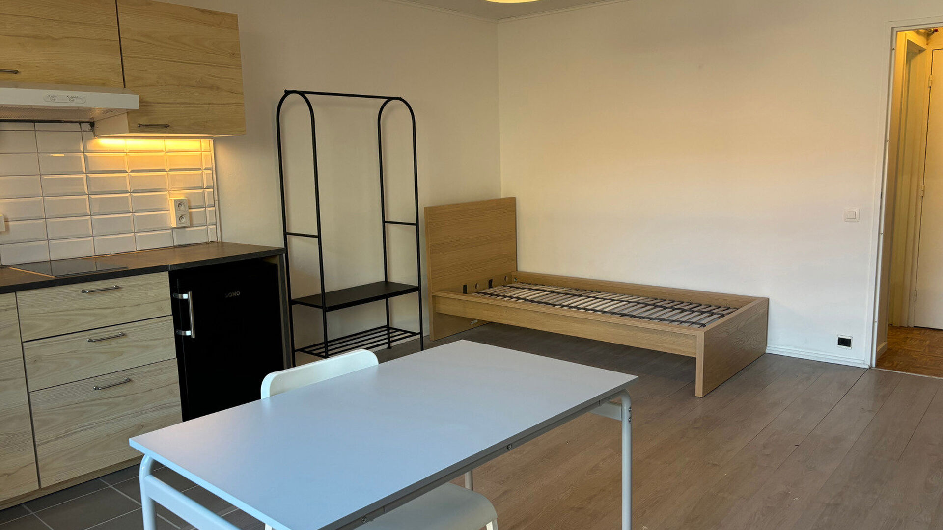 Spacious bright studio with a view over the Dijle. The studio is quietly located in the back of Mechelsestraat, with easy access to the center, public transport and the Leuven ring road.  It is located on the third floor in a building with elevator. The 