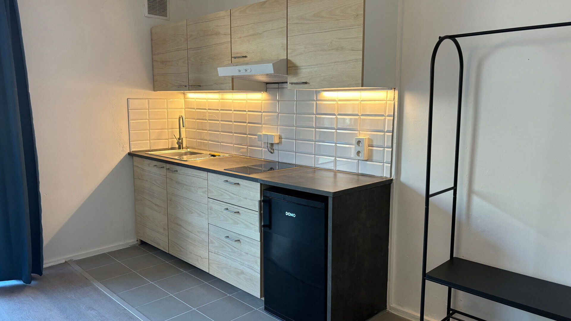 Spacious bright studio with a view over the Dijle. The studio is quietly located in the back of Mechelsestraat, with easy access to the center, public transport and the Leuven ring road.  It is located on the third floor in a building with elevator. The 