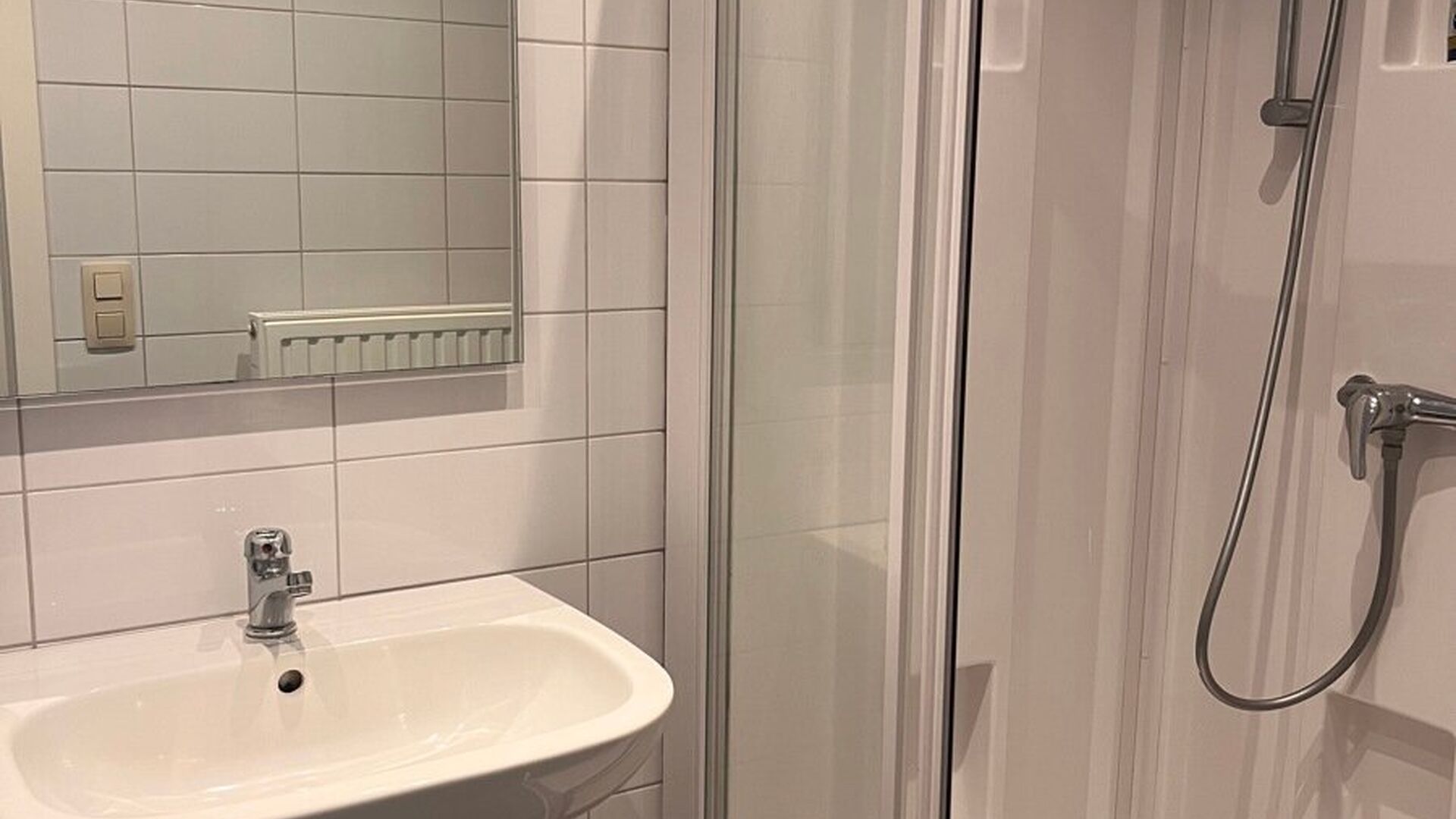 Deze lichtrijke ruime studio is gelegen op de derde verdieping aan de achterkant van het gebouw met lift. De studio heeft een ingebouwde keuken, berging met wasmachine en badkamer met douche, lavabo en WC. 
Beschikbaar vanaf 1 oktober 2024.
Huurprijs 850 