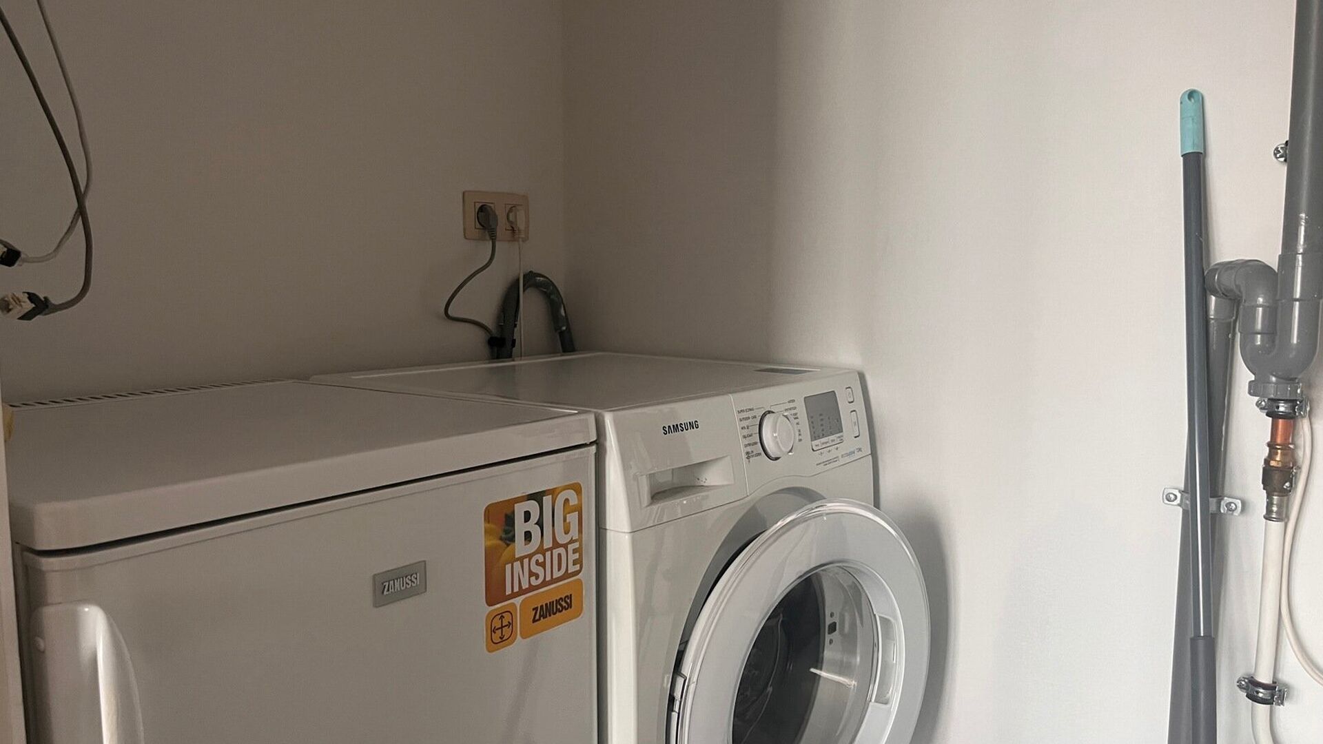 Deze lichtrijke ruime studio is gelegen op de derde verdieping aan de achterkant van het gebouw met lift. De studio heeft een ingebouwde keuken, berging met wasmachine en badkamer met douche, lavabo en WC. 
Beschikbaar vanaf 1 oktober 2024.
Huurprijs 850 