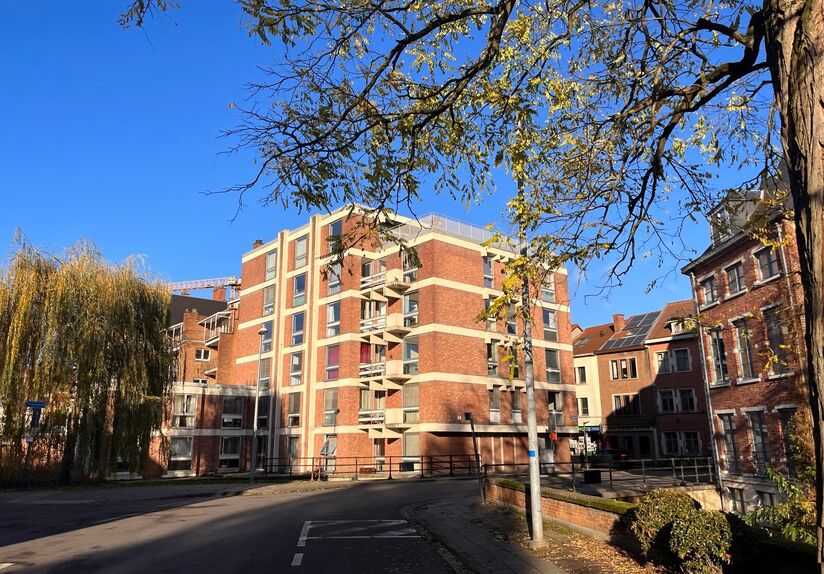 Cet appartement est situé au quatrième étage de la résidence Geertrui, dans un endroit calme. Il comprend un hall d'entrée avec des toilettes séparées, un espace de vie lumineux et une cuisine adjacente bien équipée. A l'arrière, 2 chambres à c