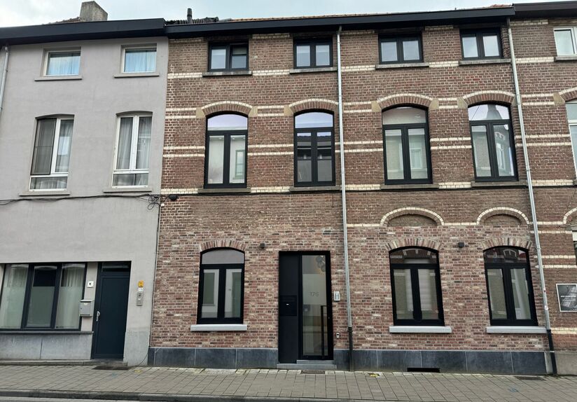 Belle chambre d'étudiant à louer au 176 Park Street au rez-de-chaussée. (RÉSERVÉ AUX ÉTUDIANTS)

Cette chambre moderne dispose de sa propre salle de bain avec une douche à effet pluie. Elle dispose également d'un lit spacieux, d'un réfrigérateur