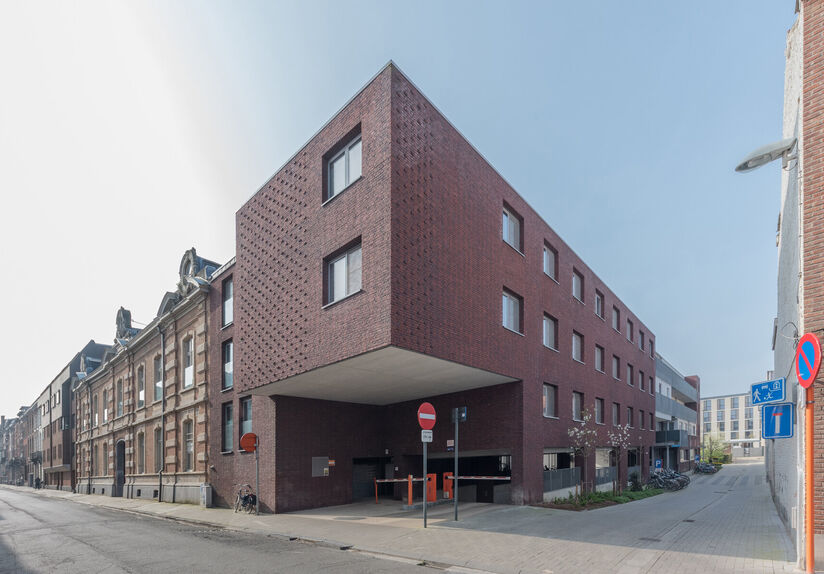 Centrally located underground garage box on floor -2 in the Residence Cartijnenveld. Access via Dagoberstraat and this box has a lockable rolling door. The box is immediately available, rent is 130€/month. (also for sale)