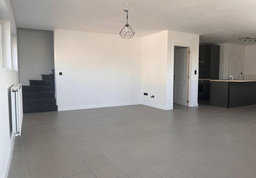 This nice duplex apartment is located in a corner house and comprises the first and second floor. The first floor has an entrance hall with separate toilet, very bright living room with open kitchen and a storage room with washing machine connection. Back