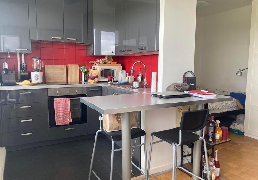 This beautiful studio is located on Tervuursevest 23b on the 15th floor. The property has an entrance hall, sleeping area with next to it an open installed kitchen, living area with space on its side to possibly place a desk and a separate bathroom. In ad