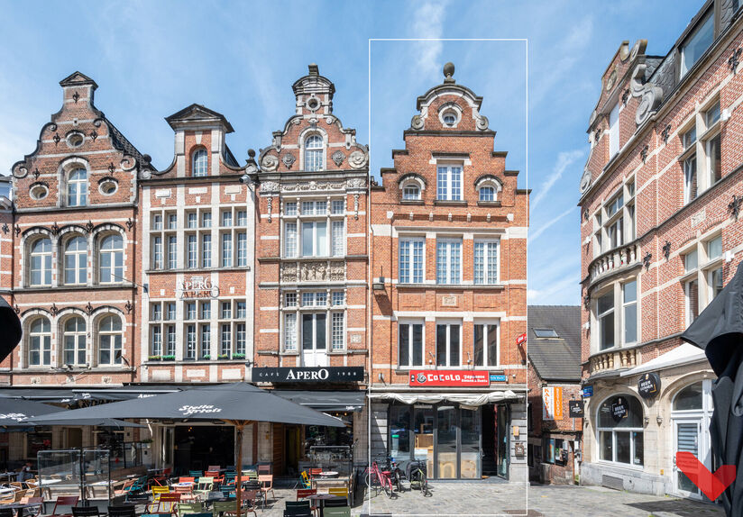 Vous êtes à la recherche de l'emplacement idéal pour votre entreprise de restauration ? Cette charmante propriété située sur la place du Vieux Marché de Louvain offre tout ce dont vous avez besoin. Actuellement aménagée comme un restaurant entiè