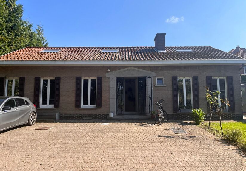 Looking for a comfortable home in a quiet, green area, yet close to the vibrant city life? This spacious single family home, located in a cul-de-sac just 5 minutes from downtown Leuven, offers everything you need for comfortable living.

Property descript