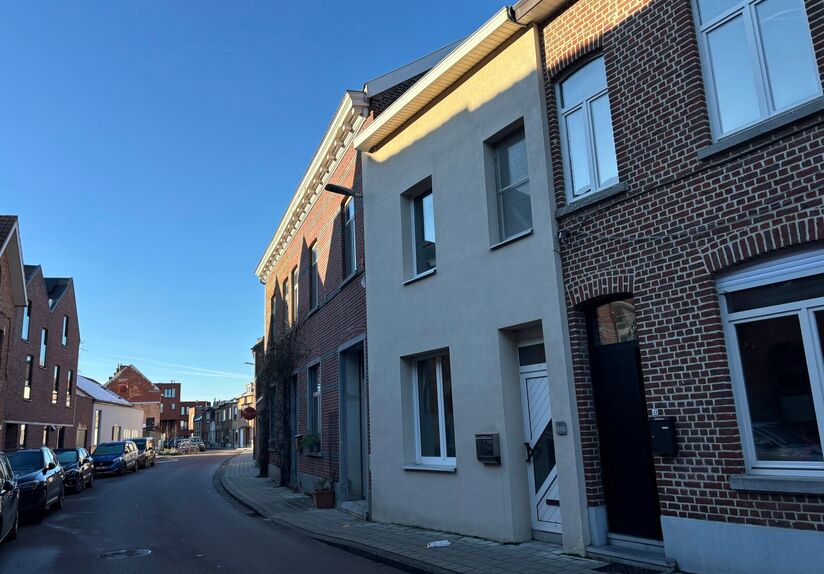 This charming home is located in the quiet and cozy Richard Valvekensstraat in Kessel-op. The home offers an ideal combination of comfort and tranquility, perfect for those looking for a nice place to live in a green and quiet environment.

The house has 