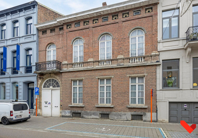 Ontdek deze prachtige herenwoning in Neoclassicistische stijl aan de Vierde Lansierslaan in Tienen, een unieke eigendom boordevol karakter en mogelijkheden. Dit ruime pand, een echt pareltje, biedt alles wat u zoekt: charme, ruimte en een uitstekende ligg