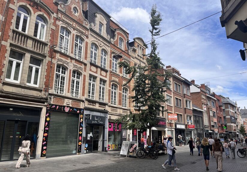 This commercial property is located at the beginning of the Diestsestraat against the historical center, just opposite the Standaard Boekhandel. The commercial property is +- 110 m² and immediately available!