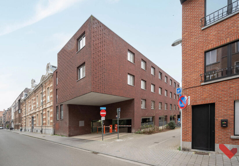 Spacious underground car parking space for sale in Residentie Cartijnenveld located at a convenient location in the center of Leuven, in the underground parking area of the former Rijkswachtskazerne on level -1. Access is via Dagobertstraat and has an ele