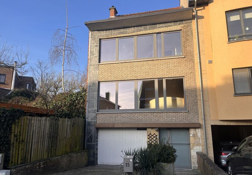 Dans un quartier très calme de Langendallaan, à proximité du centre-ville animé de Louvain, vous trouverez cette maison jumelée lumineuse. Alliant confort et excellent emplacement, cette maison familiale est idéale pour les personnes à la recherche