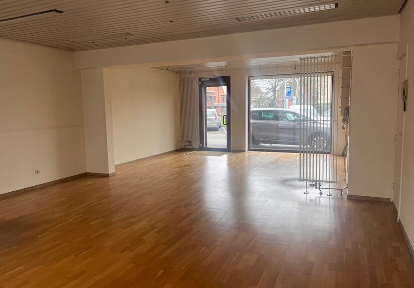 Looking for a turnkey office in a prime location? This light-filled 69 m² office, located at Herestraat 7 in Leuven, offers a pleasant and professional working environment. Thanks to the large windows you enjoy an abundance of natural light, which contri