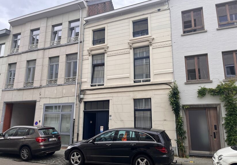 This well located charming student residence is very central and quiet located in Bogaardenstraat. You can park your bike in the wide entrance corridor. The last room that we still have available is on the second floor at the front (490 € + 50 €). It 