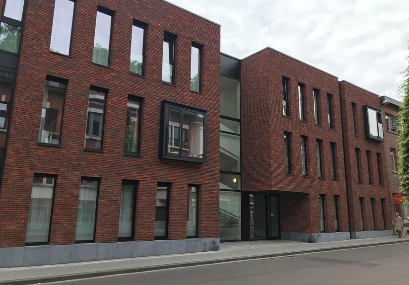 Spacious, new studio for rent in residence ACE at 266 Ridderstraat. The studio has its own kitchenette and private bathroom with shower, sink and toilet. The studio is located on the ground floor and is furnished with basic furniture. 

The rent is €795