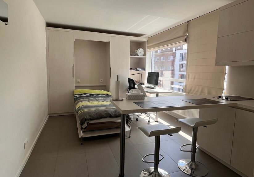 Studio te huur voor studenten in de Remi Vandervaerenlaan 1 te Leuven. Zeer rustig gelegen vlak aan de ring met vlotte verbinding naar Heverlee.
Gebouw met enkel studentenstudio's. Studio heeft eigen sanitair, ingebouwde kitchnette met frigo, opklapbaarbe