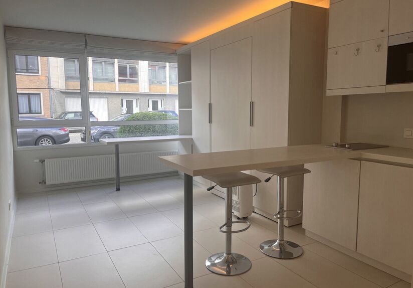 Studio for rent for students in the Remi Vandervaerenlaan 1 in Leuven. Very quiet location near the ring road with easy access to Heverlee.
Building with only student studios. Studio has its own bathroom, built-in kitchnette with fridge, folding bed and b