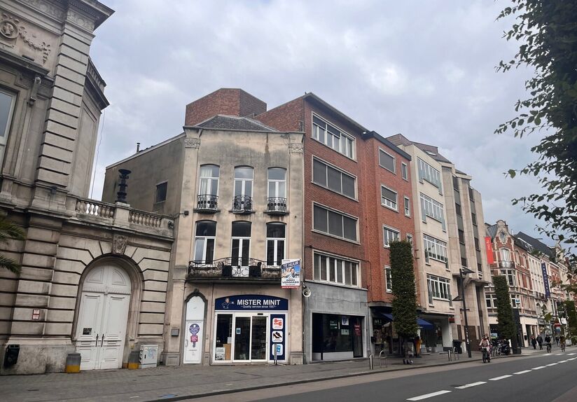 Deze lichtrijke ruime studio is gelegen op de derde verdieping aan de achterkant van het gebouw met lift. De studio heeft een ingebouwde keuken, berging met wasmachine en badkamer met douche, lavabo en WC. 
Beschikbaar vanaf 1 oktober 2024.
Huurprijs 850 