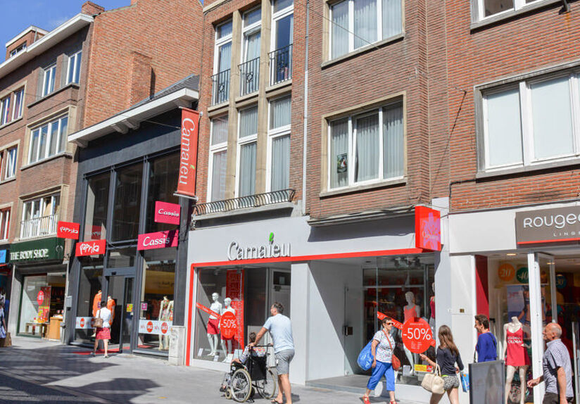 Deze gezellige gemeubelde studio is gelegen aan de achterkant in de Diestsestraat nabij de Grote Markt. Hij is gelegen op de tweede verdieping en dus heel rustig. De studio heeft een ingebouwde kitchenette, eettafel, bureau, opklapbaar bed (90*200 cm) en 