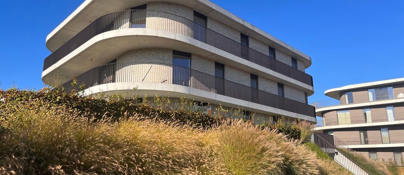 Prachtig nieuwbouw gelijkvloers appartement in residentie Meadow, gelegen in Herent. Dit moderne appartement beschikt over twee ruime slaapkamers, een gezellig terras en een privétuin waar u heerlijk kunt ontspannen. De leefruimte baadt in het licht en s